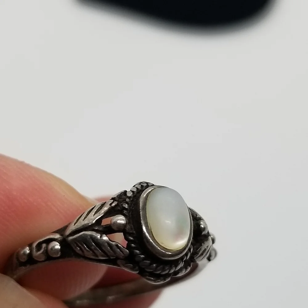 sterling silver ring with white glass cats eye and leaf detail size 6.75